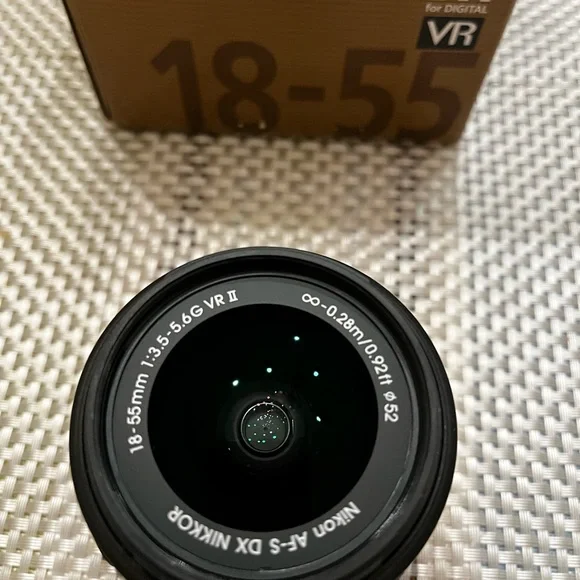 Nikon Nikkor AF-S DX 18-55mm F/3.5-5.6G VR II lens